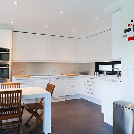 With Pool, Beach, And Downtown Andernos-les-Bains