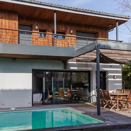 Villa With Pool, Beach, And Downtown Andernos-les-Bains