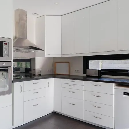 With Pool, Beach, And Downtown Villa Andernos-les-Bains
