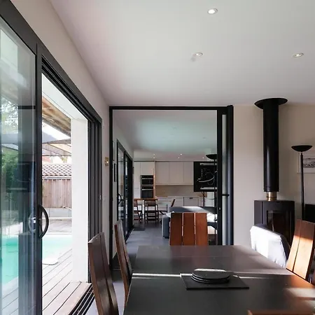 Villa With Pool, Beach, And Downtown Andernos-les-Bains